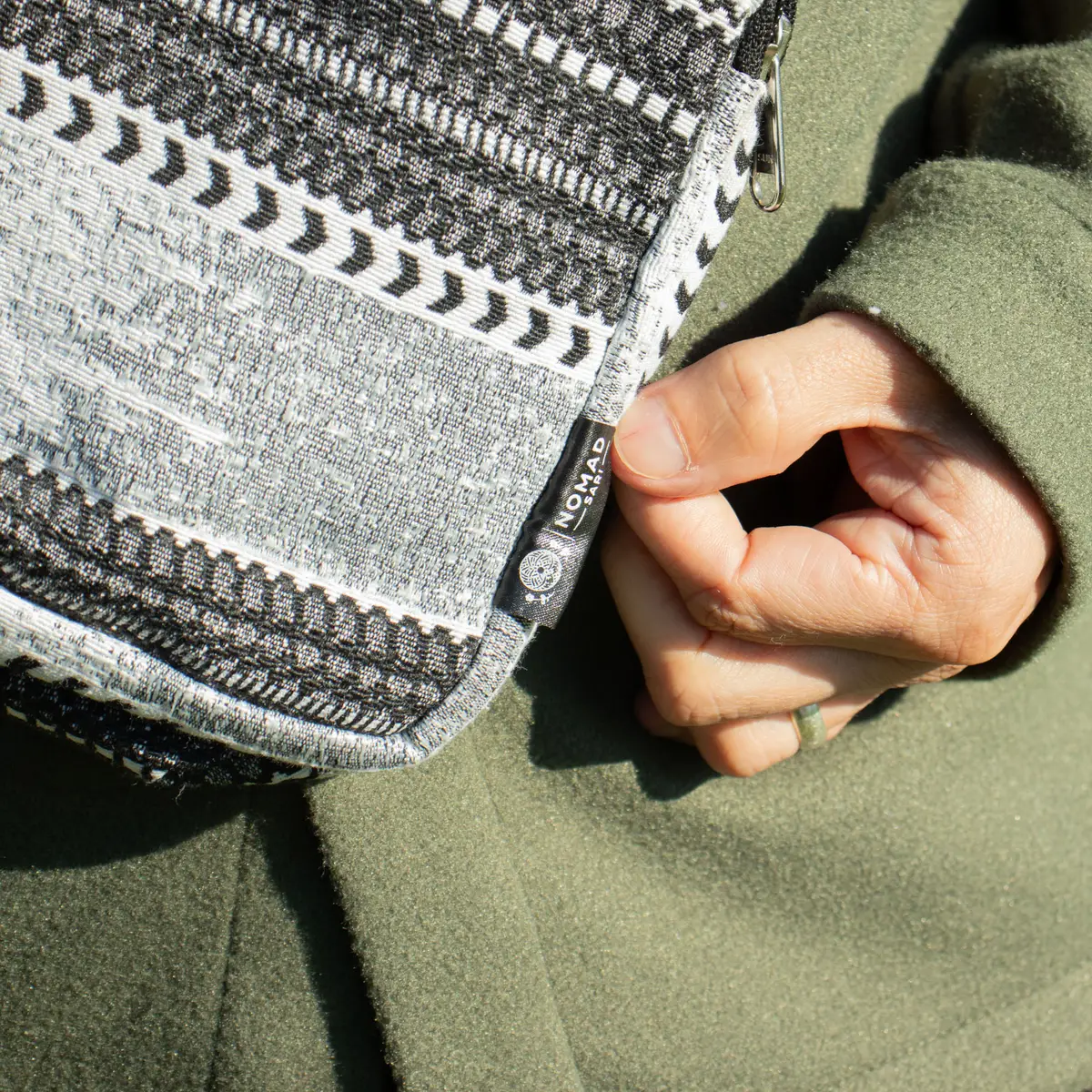 Jacquardvävd naturlig crossbodyväska Urban Caravan - produktbild 6