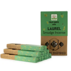 Förpackning med jordinspirerade rökelsestickor med lagerblad och flera paket staplade