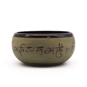 Grön jordpulverklangskål med tibetanska tecken och Mantra Fem Buddha-design