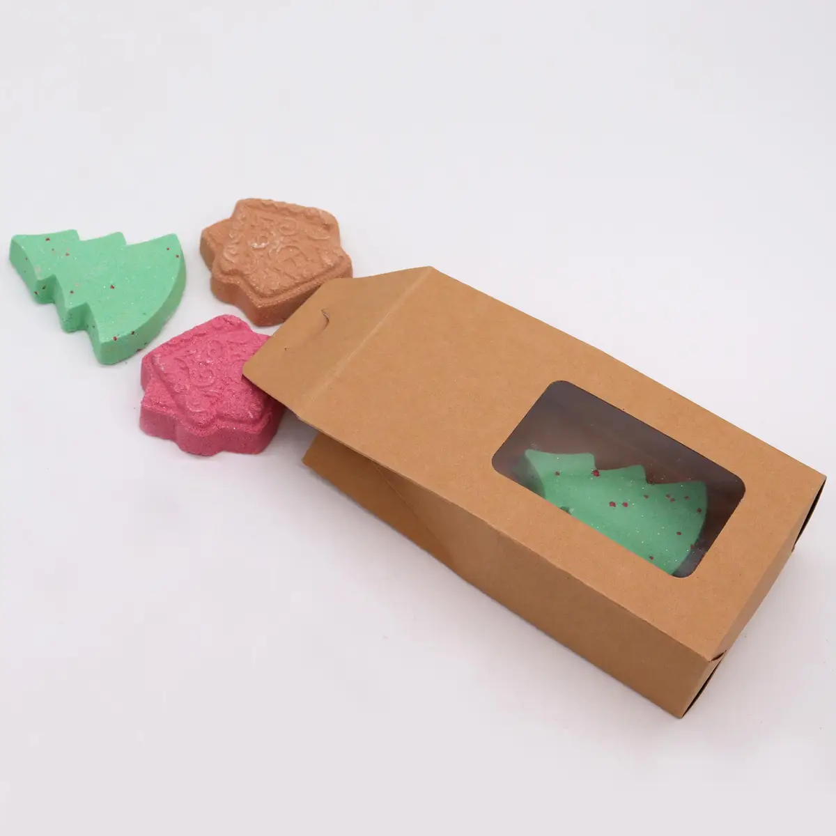 Juligt presentpaket med badbomber i pepparkakshus- och granform - produktbild 2