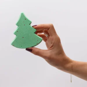 Juligt presentpaket med badbomber i pepparkakshus- och granform - produktbild 3