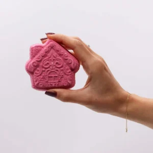 Juligt presentpaket med badbomber i pepparkakshus- och granform - produktbild 4