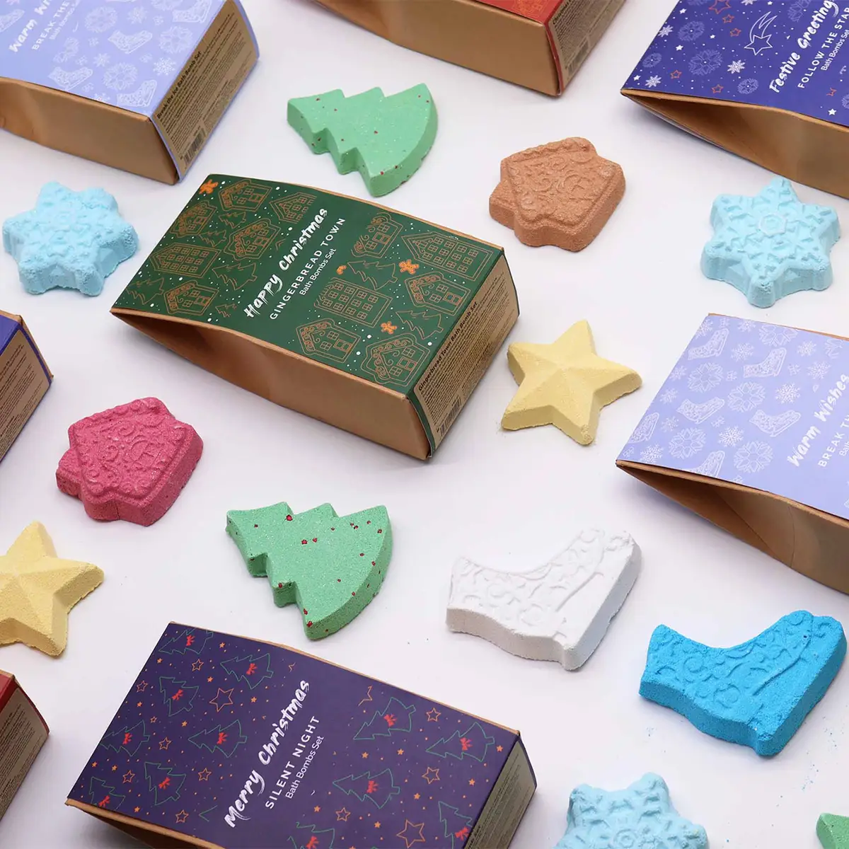 Juligt presentpaket med badbomber i pepparkakshus- och granform - produktbild 5