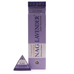 Förpackning och en pyramidformad rökelsekon av Jumbo Golden Nag Lavendel Backflow