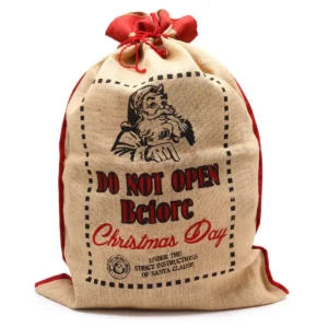 Jutesäck med tomtemotiv och text "Do Not Open Before Christmas Day" i beige och rött