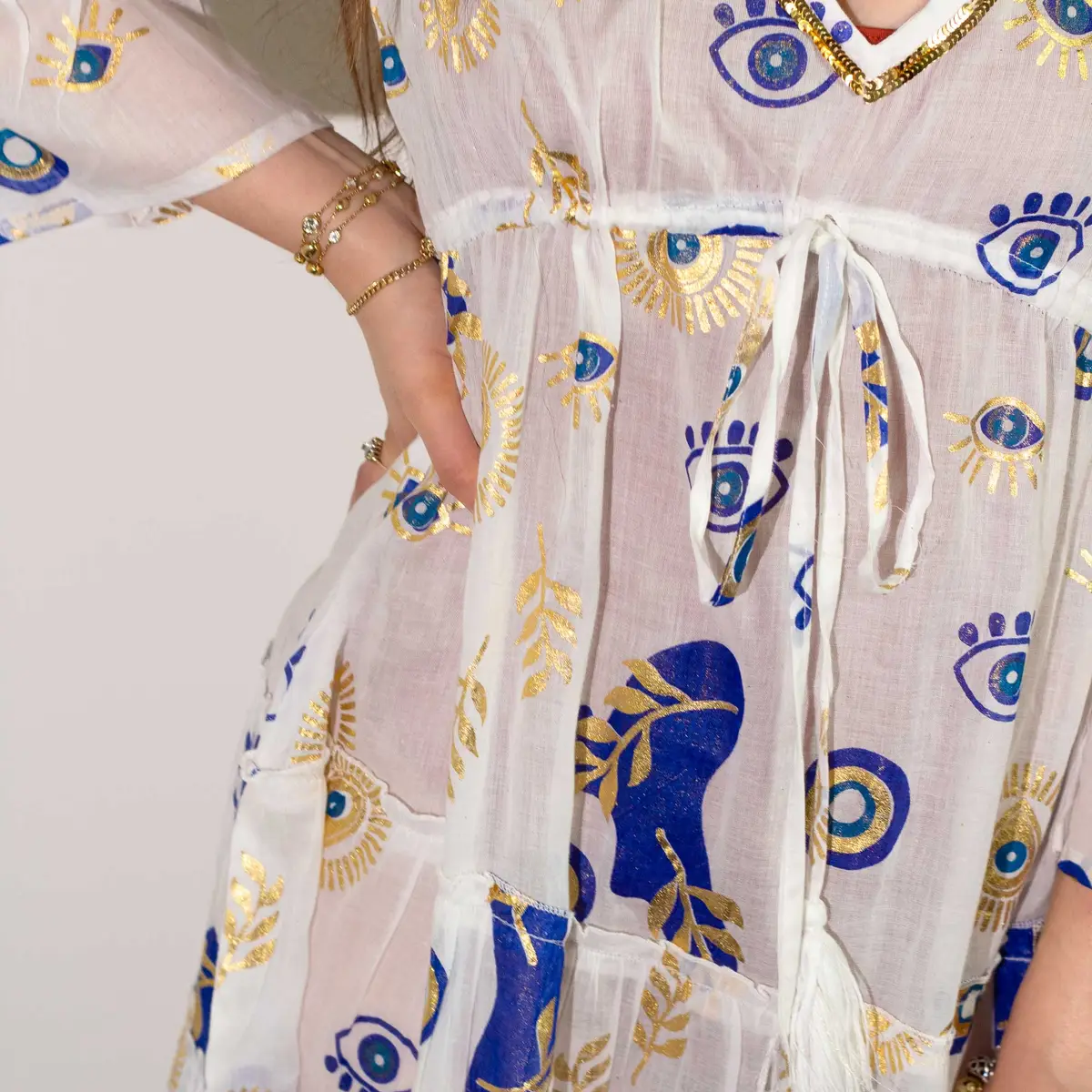 Klänning Nomad Sari On the Med Collection med vitt, blått och guldmönster - produktbild 2