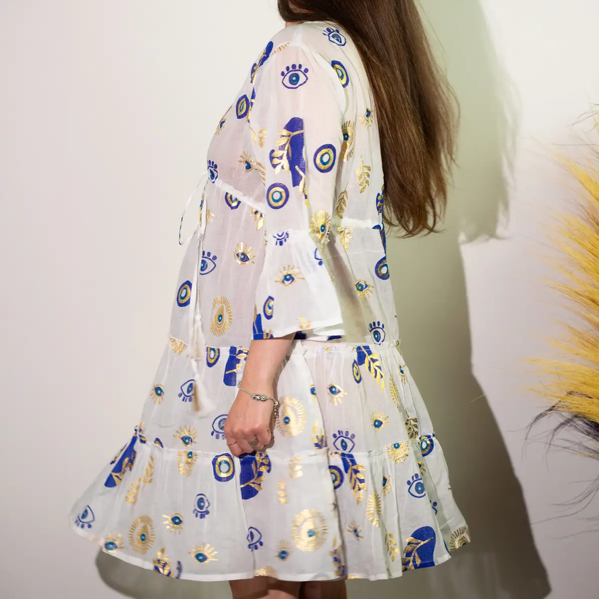 Klänning Nomad Sari On the Med Collection med vitt, blått och guldmönster - produktbild 3