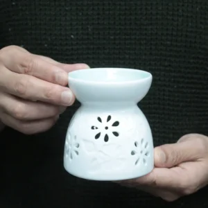 Klassisk vit keramisk oljebrännare med blommönster och turkos skål - produktbild 3