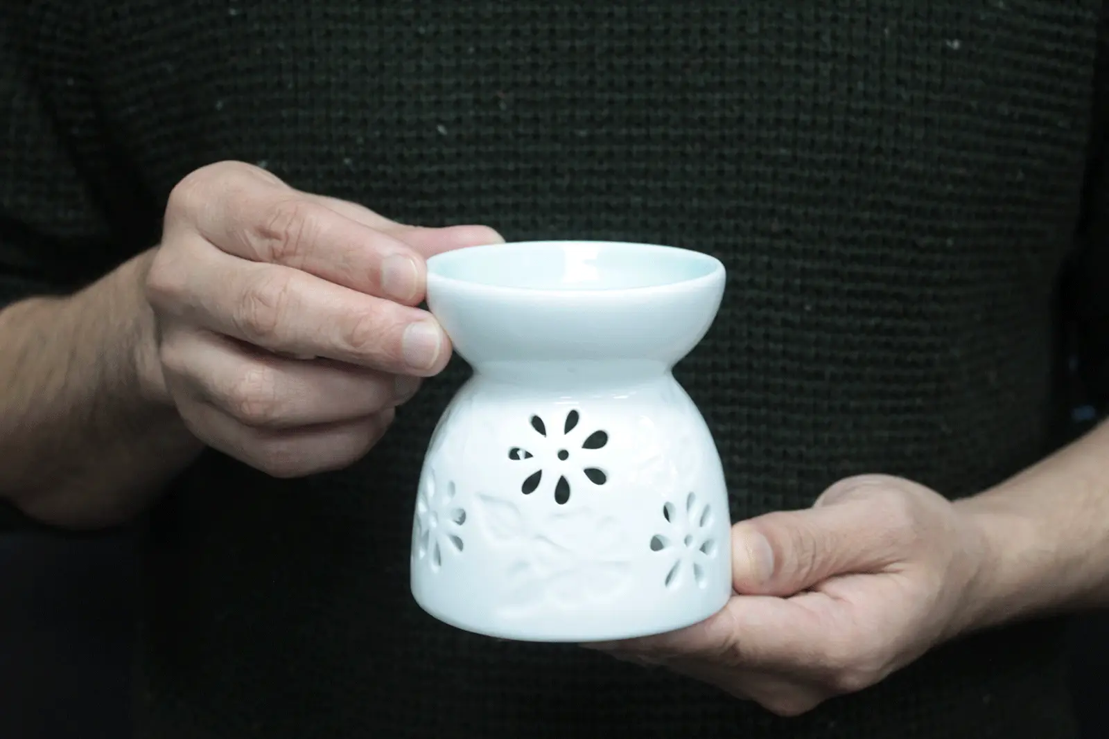 Klassisk vit keramisk oljebrännare med blommönster och turkos skål - produktbild 3