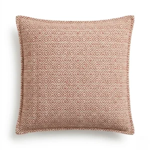 Kuddfodral med geometriskt mönster i bordeaux och beige färg