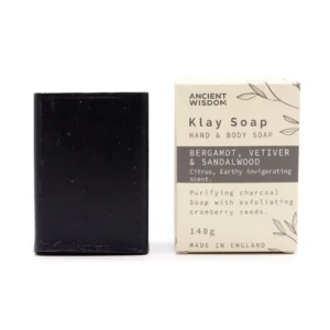 Svart tvål och förpackning med text Klay Soap Bergamot, Vetiver & Sandalwood