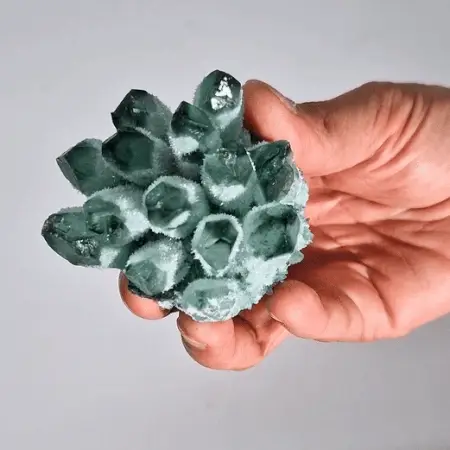 Konstgjord kvartsgrupp i grönt spökkvarts, ca 250-300 g, 8 cm - produktbild 3