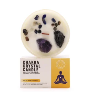 Sojavaxljus med ametist och svart agat placerat på en förpackning med chakra-symbol och text