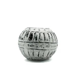 Krämvit terrakottakruka med bubbelstruktur och dekorativa mönster