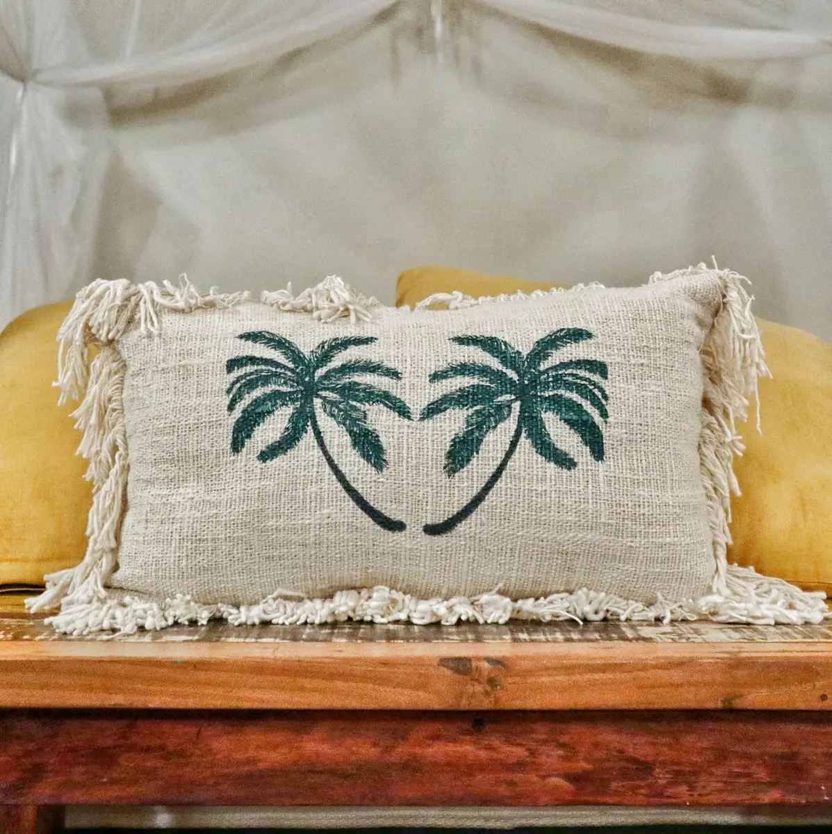 Kudde i linne 30x50 cm med palmtryck och fransar - produktbild 3