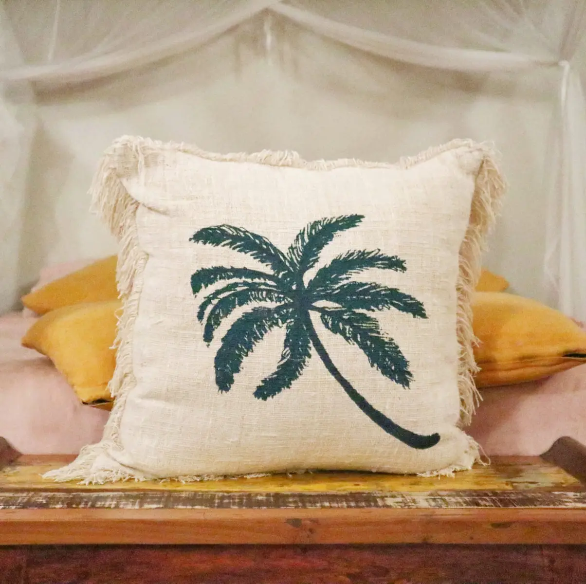 Kudde i linne 60 x 60 cm med palmtryck och fransar - produktbild 2
