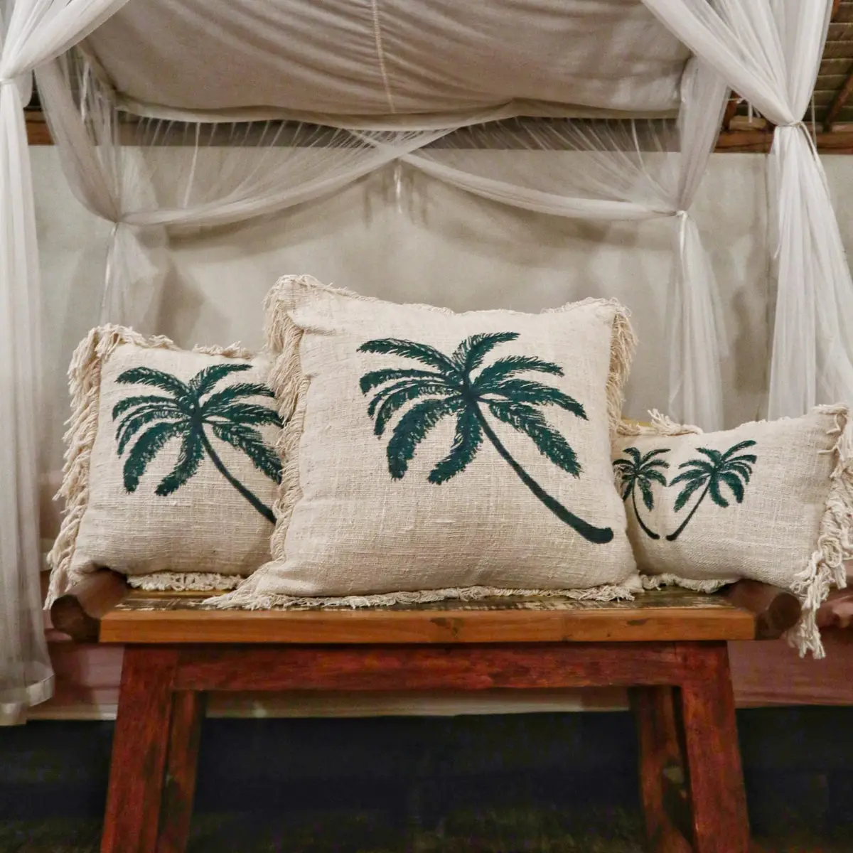 Kudde i linne 60 x 60 cm med palmtryck och fransar - produktbild 4