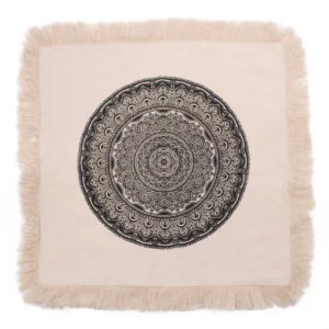 Beige kuddfodral med svart traditionellt mandalamönster och frans runt kanten