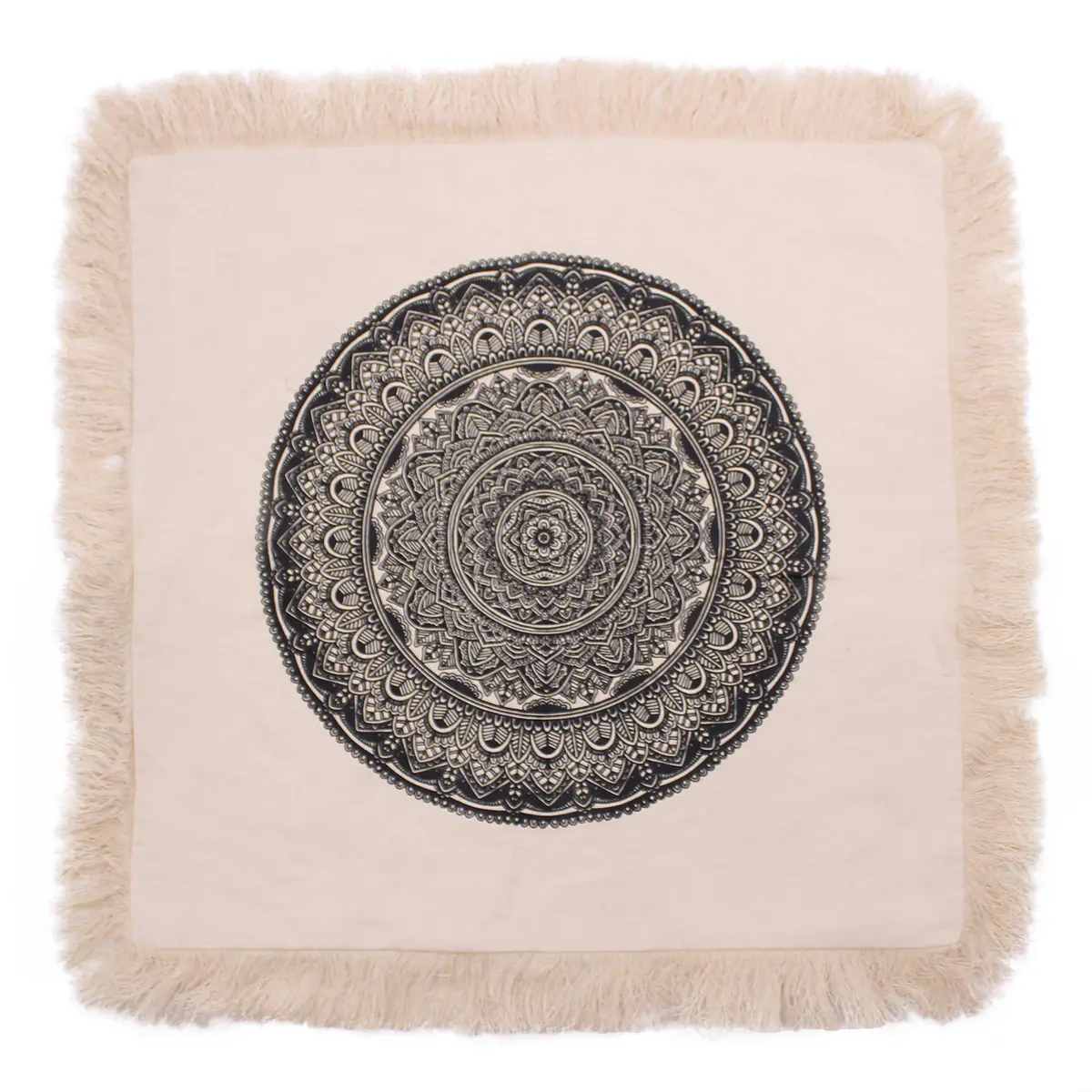 Beige kuddfodral med svart traditionellt mandalamönster och frans runt kanten
