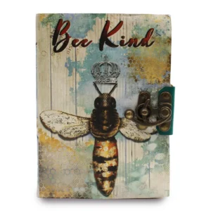 Läderanteckningsbok Bee Kind med bild av bi och spänne på framsidan