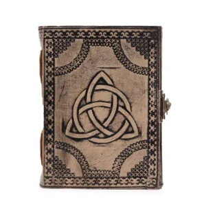 Vintageinspirerad läderanteckningsbok med Triquetra-symbol och rödbrun ton