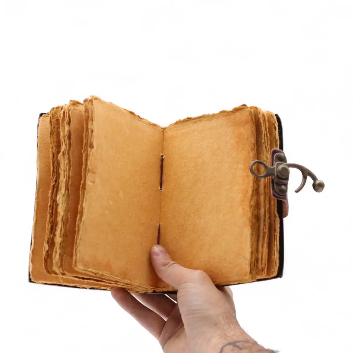 Läderanteckningsbok med decklekanter – The Book of Untold Stories – 15x10 cm - produktbild 5