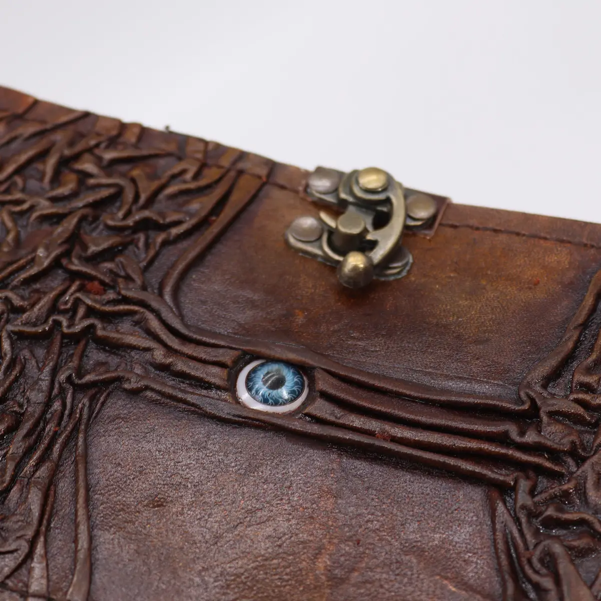 Läderanteckningsbok med Evil Eye-dekor och 160 sidor med decklade kanter 17x12,5 cm - produktbild 3