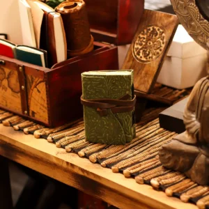 Läderanteckningsbok med grönt labyrintmönster och decklade kanter 12,7×8,9 cm - produktbild 2