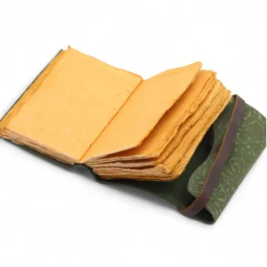 Läderanteckningsbok med grönt labyrintmönster och decklade kanter 12,7×8,9 cm - produktbild 3