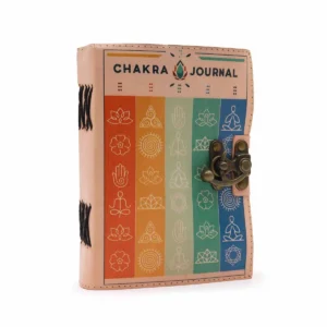 Läderanteckningsbok med sju chakrafärger och symboler på omslaget, med clasp och vintagekanter