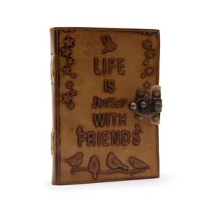 Ljusbrun läderdagbok med präglat motiv av fåglar och texten Life is Better with Friends