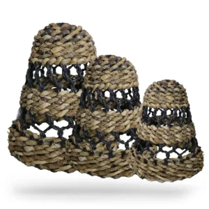 Tre flätade lampkupor i naturligt bananblad och svart Hitam raffia i olika storlekar