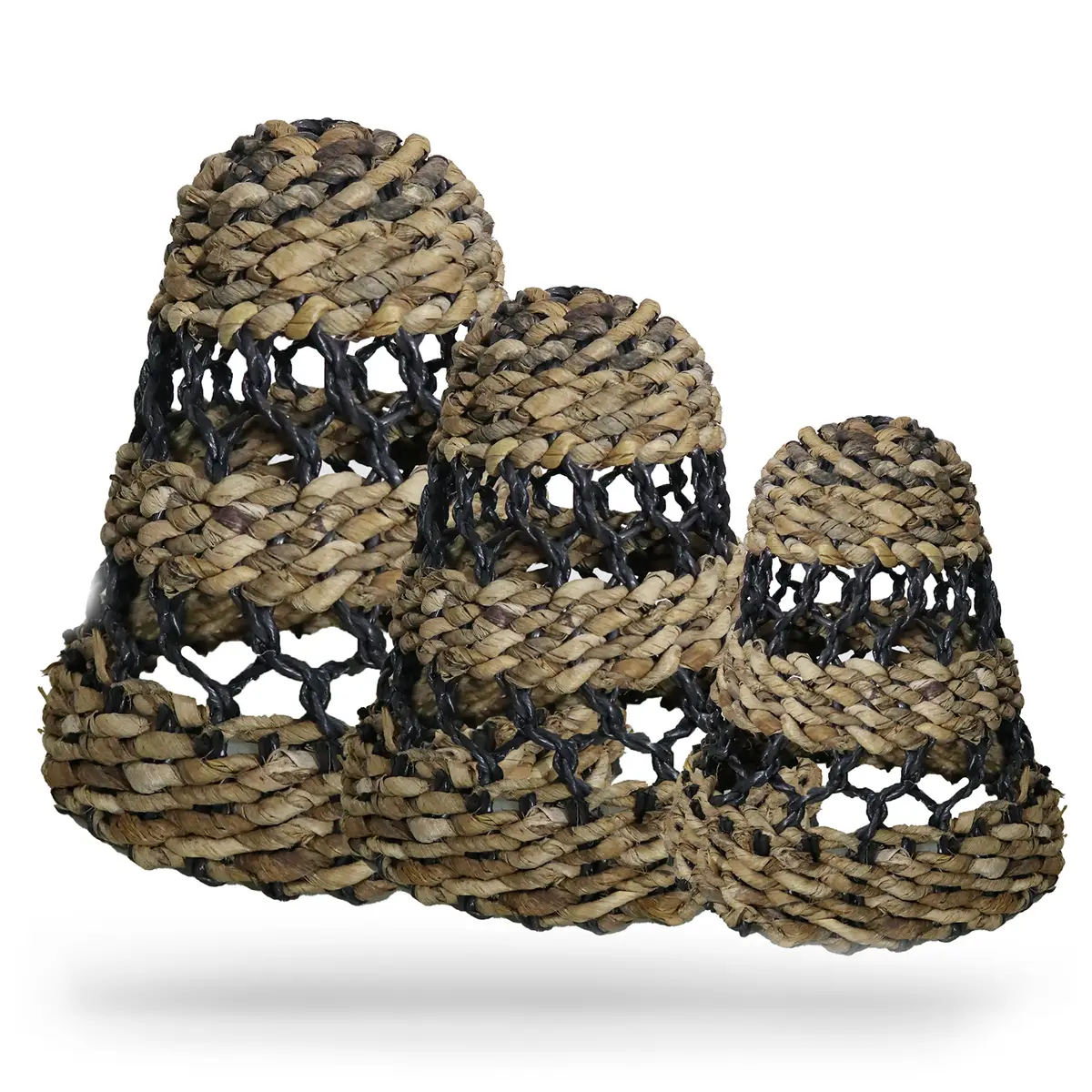 Tre flätade lampkupor i naturligt bananblad och svart Hitam raffia i olika storlekar