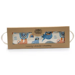 Lavendelvärmedyna med vete i presentförpackning med snörehandtag och mönster med sengångare