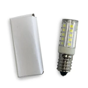 LED-lampa med E14-sockel och transparent hölje bredvid vit kartong