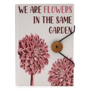 Liten anteckningsbok med blommotiv och rem med kokosknapp på omslaget