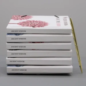 Liten anteckningsbok med rem och blommotiv - produktbild 2