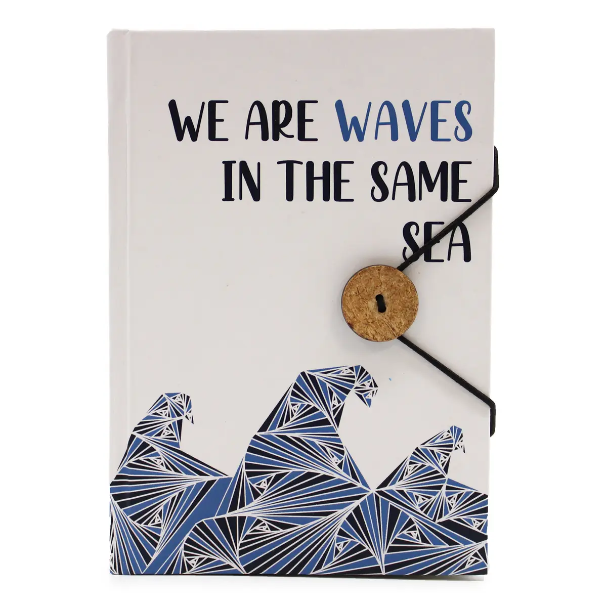 Liten anteckningsbok med texten We are waves in the same sea och rem med kokosknapp