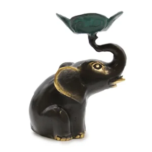 Handgjord liten elefant i mässing med antik finish som håller ljus eller rökelsepinne