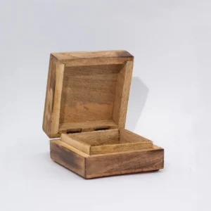 Liten emaljerad fyrkantig förvaringslåda 10x10x4,2 cm med svampmotiv i vinrött - produktbild 2