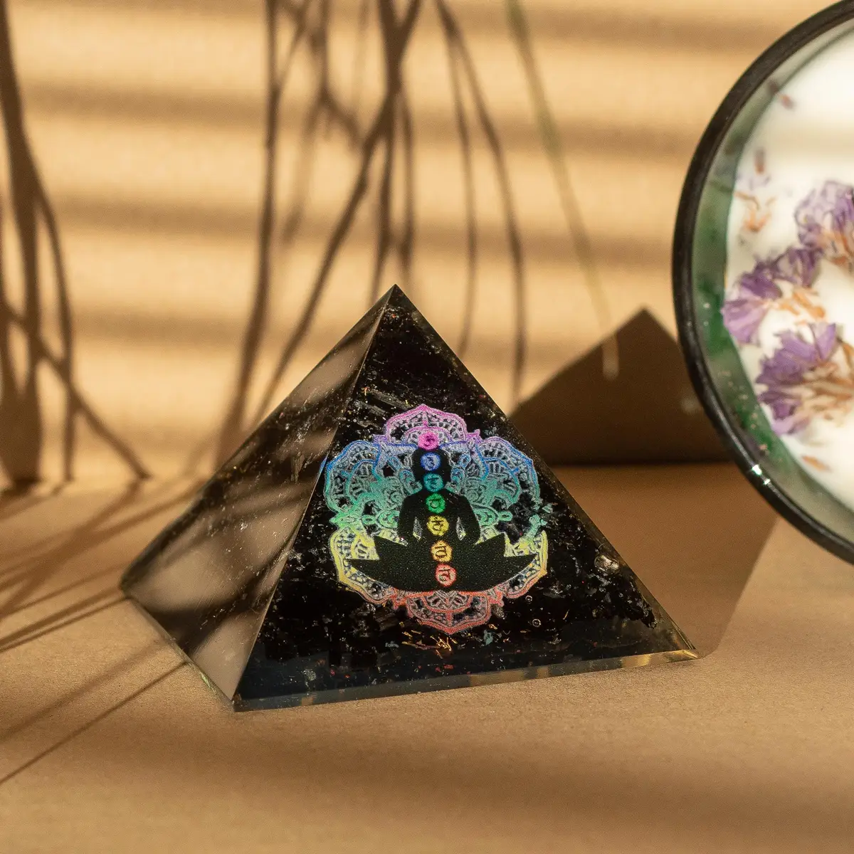 Liten orgonitpyramid 5,5x4,5 cm med chakra-buddha och svart turmalin - produktbild 3
