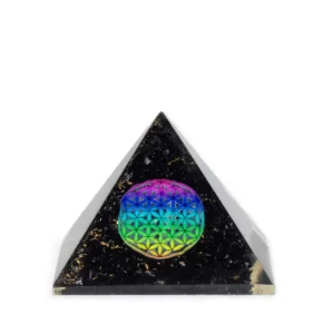 Svart orgonitpyramid med färgglad symbol Livets blomma och svarta turmalinkorn