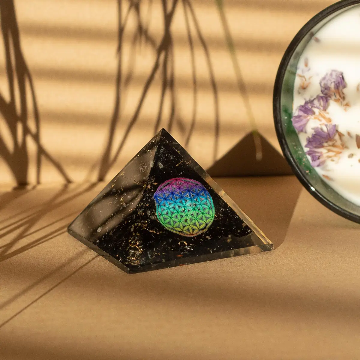 Liten orgonitpyramid 5,5x4,5 cm med livets blomma och svart turmalin - produktbild 3
