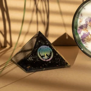 Liten orgonitpyramid 5,5x4,5 cm med livets träd och svart turmalin - produktbild 3