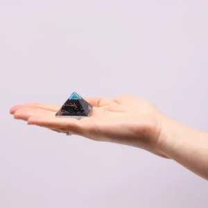 Liten orgonitpyramid med ädelstensflisor och koppar 25 mm - produktbild 10