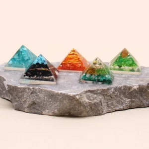 Liten orgonitpyramid med ädelstensflisor och koppar 25 mm - produktbild 2