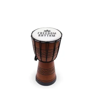 Liten djembe-trumma med träram och Freedom Rhythm-logotyp på trumskinnet