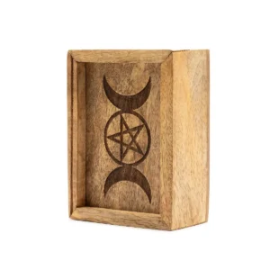 Liten öppen tarotkortlåda i mangoträ med ingraverad symbol och kortställ