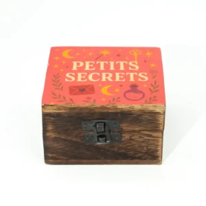Liten träask med mörkt trä och rött keramiskt lock med texten Petits Secrets