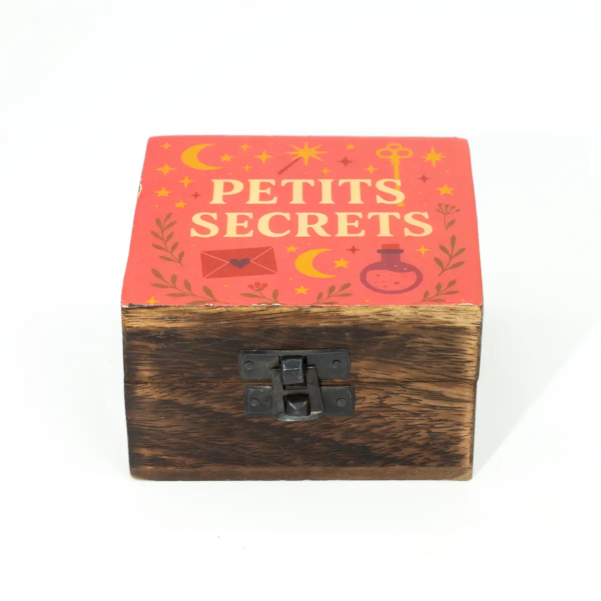 Liten träask med mörkt trä och rött keramiskt lock med texten Petits Secrets